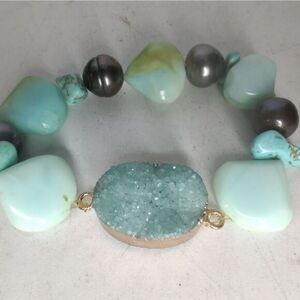 Beautiful elastic bracelet with opals, pearls, and‎ an electroplated green druzy